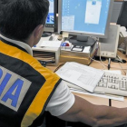 Un agente de la Policia Nacional especializado en la investigación de delitos tecnológicos.