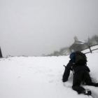 Un peregrino intenta llegar a la Cruz de Ferro durante una tormenta
