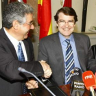 Agustín García y Fernández Mañueco, tras firmar el acuerdo.
