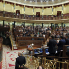 Rubalcaba recibe el homenaje de los diputados tras anunciar el abandono de la política.