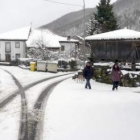 Pequeños disfrutan de la nieve ayer en el pueblo de Soto de Valdeón, en la zona de Picos de Europa