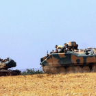 Un tanque y un vehículo blindado estacionados cerca de Karkamis, en Turquía, este martes.