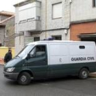 Un furgón de la Guardia Civil traslada a los dos acusados a la salida del juzgado de Cistierna