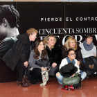 Un grupo de asistentes leonesas al estreno de la película se fotografían junto al cartel