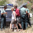 El padre del niño de cinco años fallecido, junto agentes de la Guardia Civil en el lugar del suceso.