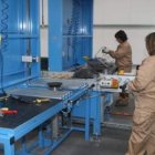 Dos empleadas trabajan en la planta de Reciclalia, en una imagen de archivo.