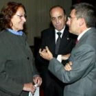 Rosa Regás y Fernando Alonso conversan con el alcalde de León, Francisco Fernández