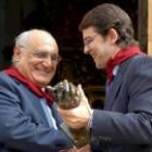 Hernando recibe el galardón de Bodeguero de Honor de manos de Alfonso Fernández Mañueco
