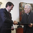 Suárez-Quiñones saluda al obispo, Julián López. J. CASARES