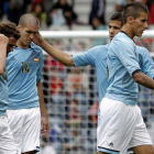 Los jugadores de la selección Mata, Romeu, Domínguez y Tello, cabizbajos tras la derrota inesperada ante Japón.