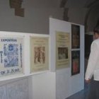 Un visitante, en la exposición sobre Elías Valiña