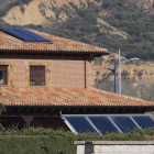 La proliferación de placas solares es un síntoma de la mayor implantación de fórmulas de energía limpia incluso en el consumo doméstico. RAMIRO