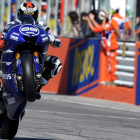 Jorge Lorenzo celebra con un ‘caballito’ en la misma línea de meta su importante triunfo en el circuito de Misano-Simoncelli.