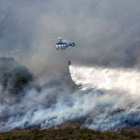 Los helicópteros atajaban las llamas con descargas.