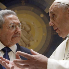 El presidente cubano y el papa Francisco, en un momento de su encuentro.
