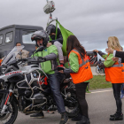 El motero Javier espera para iniciar el recorrido a que el equipo del CRE suba a Manuel en la moto ayudados con una grúa. MIGUEL F. B.
