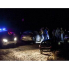 Varios coches de policia en la zona donde se encontraron los cuerpos.