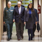 Alfonso Santos, Ramiro Ruiz Medrano y Silvia Clemente, antes de la firma ayer en Valladolid.
