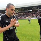 Yuri, con evidentes muestras de tristeza, devuelve con agradecimientos el cariño de la afición y parece pedir perdón por no haber podido llevar al equipo al play off. Wellington le sigue.
