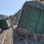 Estado en el que quedaron los vagones más afectados por el descarrilamiento del mercancías en Carballeda de Valdeorras. DL