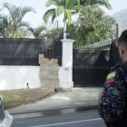 Un policía venezolano frente a la Embajada española en Caracas.