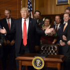 Trump, en el centro, ayer en la Casa Blanca. MIKE THEILER