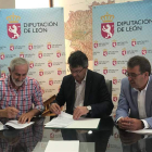 Llorente y Majo firman el convenio ante la mirada de García Álvarez. DL
