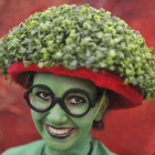 Una joven, pintada con el color verde de Irlanda y con un sombrero hecho de tréboles, este jueves, día de San Patricio, en Dublín.