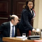 Rubalcaba y Soraya Rodríguez, en la reunión de la Diputación Permanente del Congreso.