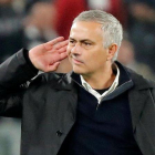 Mourinho hace un gesto a la afición de la Juventus tras vencer en Turín.