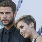 Una imagen de archivo e Miley Cyrus con su novio, el actor Liam Hemswort.