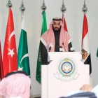 Mohamed Bin Salman, heredero al trono saudí, durante la conferencia de prensa celebrada en Riad en la que ha anunciado la creación de una coalición para combatir el terrorismo.