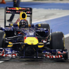 El alemán de la escudería Red Bull de Fórmula Uno, Sebastian Vettel, pilota su monoplaza durante la sesión clasificatoria del Gran Premio de Abu Dabi.