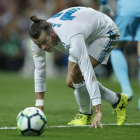 Garet Bale mira el balón durante el partido contra el Valencia.