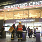 Servicios de emergencia en el centro comercial de Stratford, este sábado.