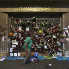 Un padre pasea con su pequeño ante la puerta del instituto Jaume Balmes. ALBERTO ESTÉVEZ