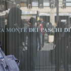 Una mujer pasa ante una oficina del banco Monte Dei Paschi Di Siena en Roma.