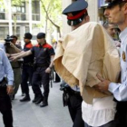 La policía traslada a Liane desde el piso de Barcelona.
