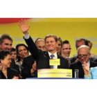 El líder del Partido Liberal, Westerwelle, saluda a los delegados durante la conferencia que el part