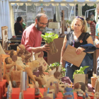 Riesco y Queipo, con algunos de los artistas de la feria.