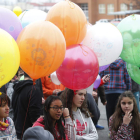 Los alumnos salieron al patio del colegio minutos antes del mediodía.