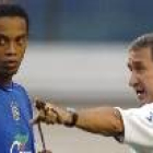 Ronaldinho dialoga con Parreira durante un entrenamiento en Weggis