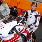El piloto español Marc Márquez posa para los fotógrafos subido en su nueva Honda.