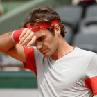 Federer se lamenta tras perder con Ernests Gulbis.