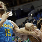 Ricky Rubio lucha por un balón con Robin López.