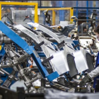 Una mujer trabajando en la factoría Ford de Almussafes, en Valencia.
