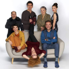 El reparto de ‘El mago’, con María Galiana. DL