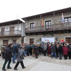 Cerca de un centenar de personas se concentró ayer en la plaza del Ayuntamiento. ANA F. BARREDO