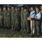 Juan Manuel Santos, presidente de Colombia, hablando junto al ministro de Defensa, Juan Carlos Pinzón, tras una reunión con altos mandos militares, ayer.