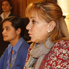 Triana Martínez, la joven detenida junto a su madre por el crimen de Isabel Carrasco, junto a la presidenta de la Diputación en una rueda de prensa que dieron juntas